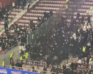 Фанати влаштували масову бійку на матчі Румунія – Боснія: вигукували &quot;Сербія&quot;