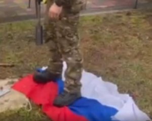 У звільненому селищі розтоптали російський триколор – відео від захисників