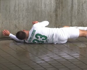 В чемпионате Германии футболист ударился о бетонную стену и потерял сознание