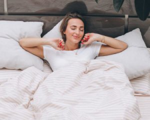 Як навчитися спати на спині кожної ночі: декілька порад та чому це корисно