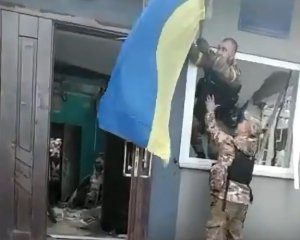 Україна повернулася: поліцейські підняли прапор над звільненим селищем – відео
