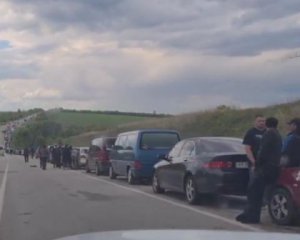 На блокпосту у Василівці росіяни заблокували 6 тис. автівок з місцевими
