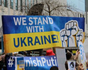 Яку допомогу українські біженці можуть отримати за кордоном: список країн та послуги