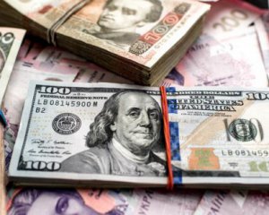 НБУ дозволив українцям купувати долари за офіційним курсом без обмежень: як це працює