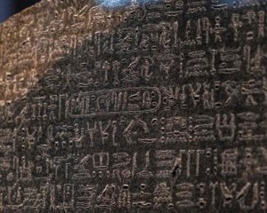 Ученых поразили загадочные надписи в древнем храме