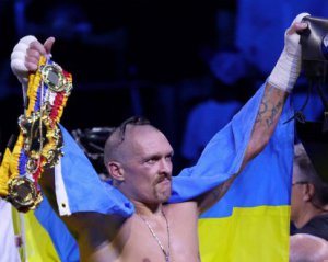 Усик відтепер має ще й пояс WBC: українцю вручили спеціальний подарунок