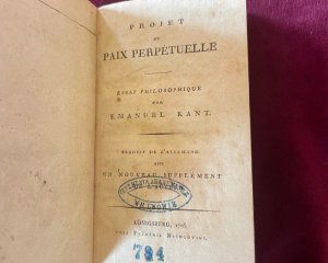 Макрон подарував Папі Франциску книгу з львівською печаткою. Це обурило поляків