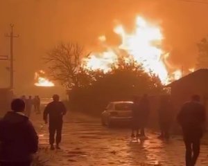 В оккупированном Шахтерске горят цистерны с нефтью: от взрывов колеблются дома