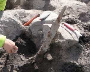 Археологи нашли мечи викингов
