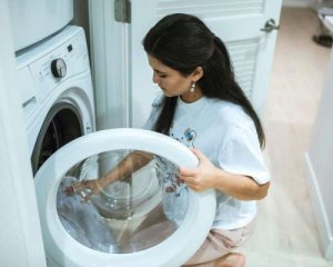 Які речі не можна прати в машинці: 10 порад, які вбережуть ваш одяг