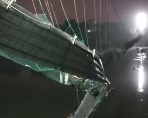 В Індії обрушився пішохідний міст із сотнями людей: відео