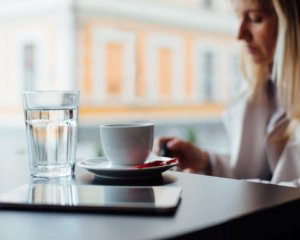 Чому разом з чашкою кави варто випити склянку води ‒ чотири причини