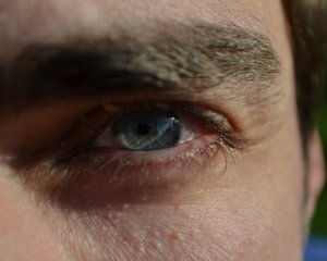 Подергивается глаз: в чем причина и что делать