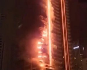 В Дубае огонь охватил 35-этажный небоскреб крупнейшего застройщика