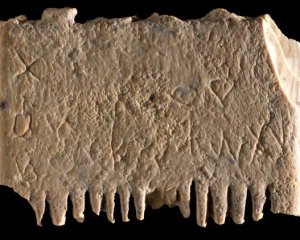Археологи нашли расческу с надписью на древнем языке