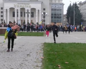 Со слезами радости и цветами. Показали эмоциональное видео, как в Херсоне встречали ВСУ