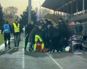 Матч УПЛ едва не завершился трагедией: футболист потерял сознание