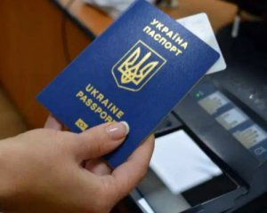 Украинцам упростят и ускорят восстановление документов за границей