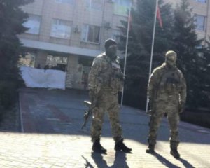 Россияне хотят собирать кровь у жителей Мелитополя. Заставляют рыть окопы