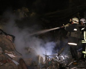 Росіяни обстріляли житловий будинок на Харківщині: під завалами шукають людей