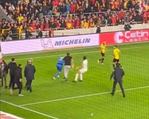 В Турции фанат избил голкипера команды-соперника флагштоком