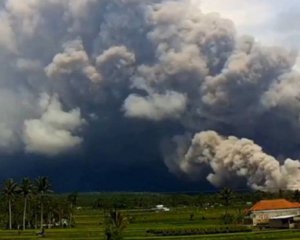 Столб дыма высотой 1,5 км: в Индонезии произошло извержение самого высокого вулкана