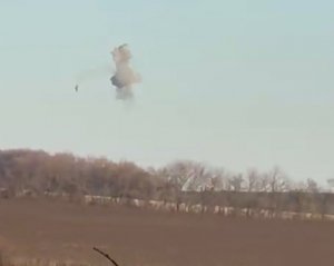 Українські воїни &quot;приземлили&quot; черговий вертоліт окупантів ‒ вдалий постріл зняли на відео