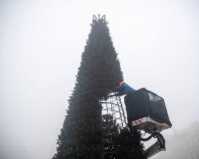 В Киеве уже украшают главную елку несокрушимости: Кличко показал фото