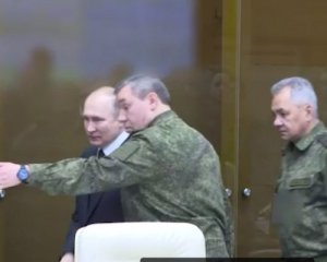 Навіщо Путін позував перед камерами зі своїми генералами ‒ у британській розвідці пояснили