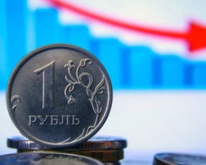 Рубль упал до 8-месячного минимума – CNN