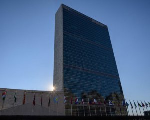 В Нью-Йорке неизвестная пыталась протаранить ворота штаб-квартиры ООН