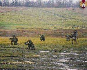 Десантники показали, як штурмували позиції росіян біля Бахмута