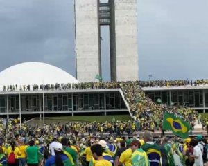 У Бразилії почалися заворушення: протестувальники захопили будівлю Конгресу країни, впроваджено режим НС