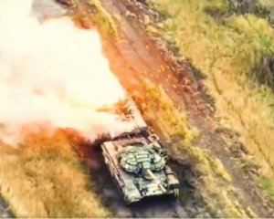 Горіло яскраво: українські десантники спалили російський танк