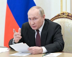 Подоляк объяснил, почему Зеленский сомневается в существовании Путина