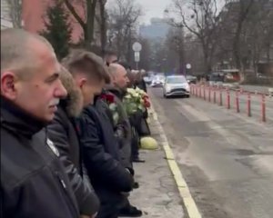 У Києві прощаються із загиблими керівниками МВС ‒ у центрі перекрили рух транспорту