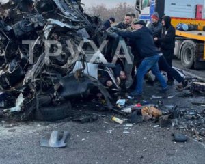 На Полтавщині пасажирський автобус потрапив у моторошну ДТП: є загиблі (відео 18+)