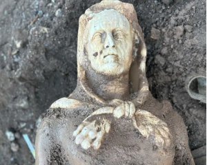 Во время ремонта канализации нашли статую