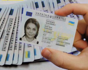 Украинцы могут оформить ID-карту за границей: как это сделать