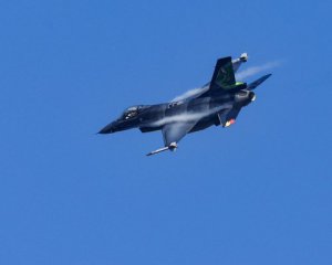 На Байдена тиснуть, щоб передав Києву F-16