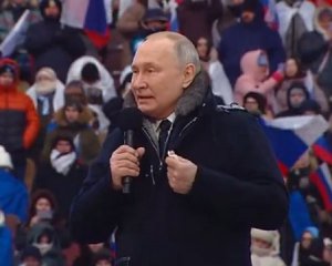 Путін зібрав масовку у Москві і махав мікрофоном