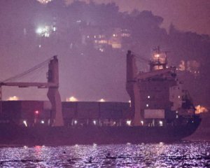 Подсанкционное судно РФ с военным грузом вошло в Черное море – СМИ