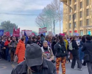 В Грузии митингующие снова пошли к парламенту