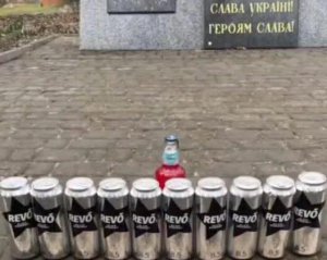 На Чернігівщині підлітки влаштували вечірку біля меморіалу Героям: відео