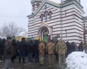Московские попы отказались отпевать павшего воина ВСУ: храм взяли штурмом