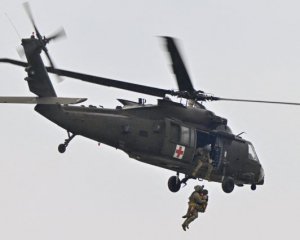 Вертолет с 10 военными на борту упал в море