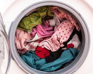 Чому не варто залишати мокрий одяг у пральній машині надовго: пояснюємо