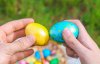 Почему на Пасху красят яйца и "бьются" крашенками: что означают народные традиции