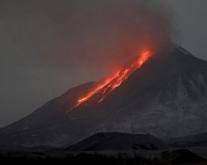 Взрывы и столб пепла высотой 12 км: в РФ произошло извержение вулкана