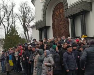 "Церковні" сутички на Хмельниччині: прибічники РПЦ заблокували собор